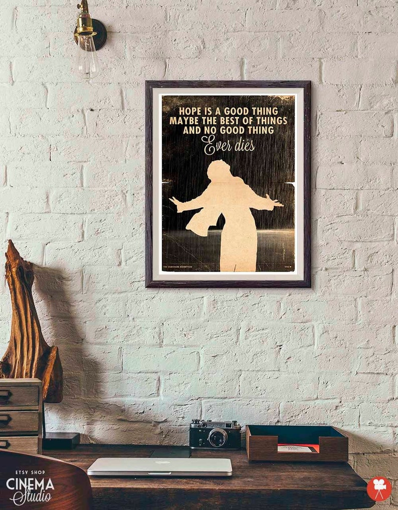 Może przedstawiać: Czarno-biały plakat w stylu vintage przedstawiający sylwetkę osoby z rozłożonymi ramionami. Tekst na plakacie brzmi: "Nadzieja to dobra rzecz, może najlepsza ze wszystkich rzeczy, i nic dobrego nigdy nie umiera."