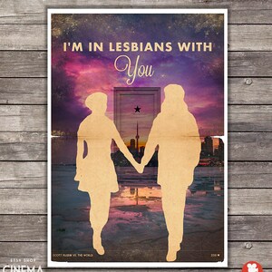 Puede incluir: Un p&oacute;ster de estilo vintage con un fondo de puesta de sol morado, rosa y azul. Dos siluetas de personas caminan de la mano hacia una puerta con una estrella encima. El texto "I'm in lesbians with you" est&aacute; en la parte superior del p&oacute;ster.