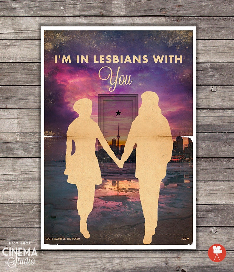 Puede incluir: Un p&oacute;ster de estilo vintage con un fondo de puesta de sol morado, rosa y azul. Dos siluetas de personas caminan de la mano hacia una puerta con una estrella encima. El texto "I'm in lesbians with you" est&aacute; en la parte superior del p&oacute;ster.