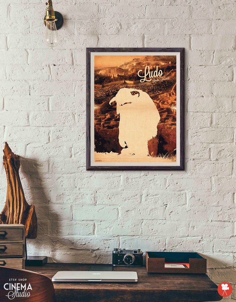 Puede incluir: Un p&oacute;ster de estilo vintage con fondo marr&oacute;n que presenta una silueta blanca de una criatura de la pel&iacute;cula Labyrinth. El p&oacute;ster tiene el texto "Ludo" y "Labyrinth" en una fuente estilizada.