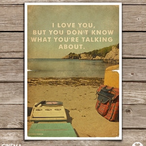 Puede incluir: Un p&oacute;ster de estilo vintage con una cita sobre el amor y un tocadiscos en una playa. La cita dice "Te amo, pero no sabes de lo que est&aacute;s hablando."