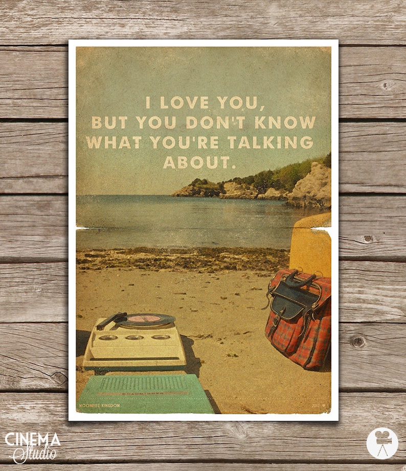 Puede incluir: Un p&oacute;ster de estilo vintage con una cita sobre el amor y un tocadiscos en una playa. La cita dice "Te amo, pero no sabes de lo que est&aacute;s hablando."