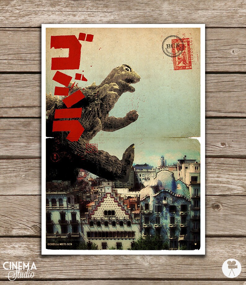 K&ouml;nnte beinhalten: Ein Vintage-Poster mit Godzilla, einem riesigen Monster, das auf eine Stadt trampelt. Das Poster hat einen roten und wei&szlig;en japanischen Titel, "Godzilla", und einen Stempel mit der Aufschrift "Barcelona".