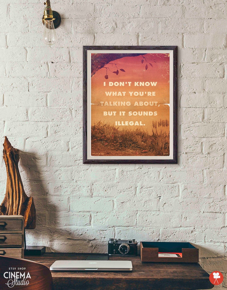 K&ouml;nnte beinhalten: Ein gerahmter Druck mit Vintage-&Auml;sthetik, der eine Landschaftsszene mit einem Zitat zeigt, das lautet: "Ich wei&szlig; nicht, wovon du sprichst, aber es klingt illegal."