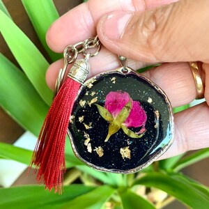 Porte-clés rose rouge séchée fond noir brillant