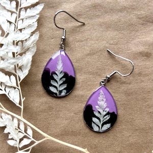 Boucles d’oreilles fougères blanches fond noir et mauve