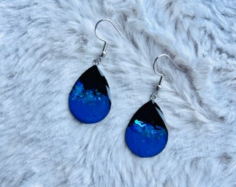Boucles d’oreilles noires/bleues  et paillettes holographiques