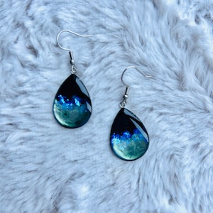 Boucles d’oreilles noires/mauve bleu nacré  et paillettes holographiques