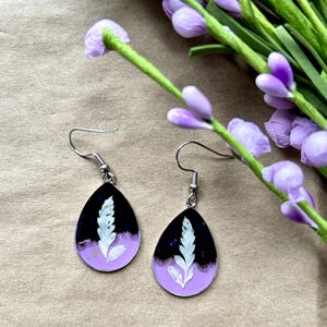 Boucles d’oreilles fougères blanches fond noir et mauve