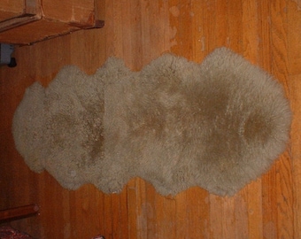 Manta doble de piel de oveja UGG, color beige arena, origen neozelandés, 69" x 24"