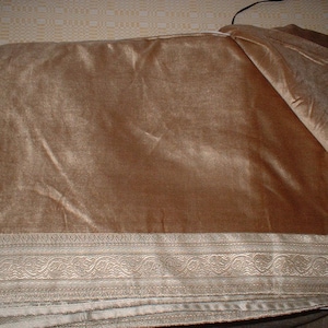 J Queen GOLD KING BEDSKIRT bed skirt 15" drop Mint, never used