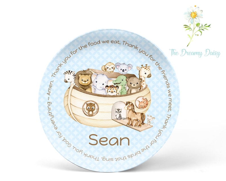 Pu&ograve; includere: Un piatto per bambini blu e bianco con un design dell'Arca di No&egrave; con animali e il testo "Thank you for the food we eat, Thank you for the friends we meet. Thank you, God, for everything ~ Amen." Il piatto ha anche il nome "Sean" stampato su di esso.