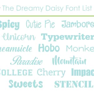 Pu&ograve; includere: Un elenco di nomi di font in blu chiaro, scritti in stili diversi. I nomi dei font includono "Spicy", "Cutie Pie", "Jamboree", "Unicorn", "Typewriter", "Creamsicle", "Hobo", "Monkey", "Paradise", "Mountain", "COLLEGE", "Cherry", "Impact", "Sweets" e "STENCIL".