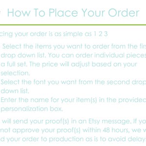 Pu&ograve; includere: Uno sfondo azzurro chiaro con una margherita bianca nell'angolo in alto a sinistra. Il testo "How To Place Your Order" &egrave; in blu scuro. Il testo "Placing your order is as simple as 1 2 3" &egrave; in azzurro chiaro. Il testo "1. Seleziona gli articoli che desideri ordinare dal primo elenco a tendina. Puoi ordinare pezzi singoli o un set completo. Il prezzo si adatter&agrave; in base alla tua selezione." &egrave; in azzurro chiaro. Il testo "2. Seleziona il font che desideri dal secondo elenco a tendina." &egrave; in azzurro chiaro. Il testo "3. Inserisci il nome del tuo articolo(s) nella casella di personalizzazione fornita." &egrave; in azzurro chiaro. Il testo "Ti invieremo la tua bozza(s) in un messaggio Etsy. Se non approvi la tua bozza(s) entro 48 ore, invieremo il tuo ordine in produzione cos&igrave; com'&egrave; per evitare ritardi." &egrave; in azzurro chiaro.