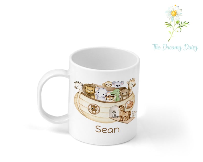 Pu&ograve; includere: Tazza in ceramica bianca con un'illustrazione marrone e beige di animali su una barca. Il testo "Sean" &egrave; stampato sulla tazza.
