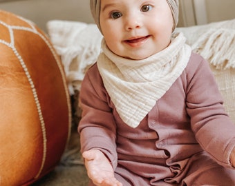 Elegante ropa y accesorios para bebés recién nacidos en tela de lino marrón  neutro suéter joggers sombrero muselina babero cepillo plano vista superior
