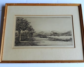 Grabado escocés "Holy Loch From Sandbank" de Wilfred Crawford Appleby (n. 1889).