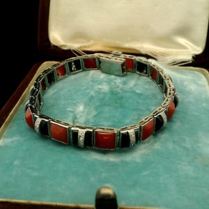 Art Deco-armband platina natuurlijk koraal, onyx en diamant