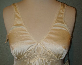 90's Vassarette Nude/Beige Night Gown Size Small Soft Feminine Flatters & Caress's New w/tag