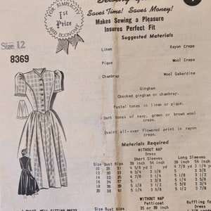 Może przedstawiać: Wzorzec szycia vintage do sukienki damskiej. Wzór jest dla rozmiaru 12 i zawiera instrukcje dotyczące szycia sukienki z krótkimi lub długimi rękawami. Wzór zawiera również instrukcje dotyczące szycia halki. Wzór jest wydrukowany na żółto-białym wzorze w kratkę.