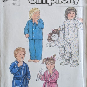 Könnte beinhalten: Simplicity Schnittmuster 7201 für Kinderpyjamas und Morgenmäntel. Das Schnittmuster umfasst vier verschiedene Stile: ein blauer Pyjama, ein gemusterter Pyjama, ein blauer Morgenmantel und ein rosa Morgenmantel. Das Schnittmuster ist in den Größen klein, petite und klein erhältlich.