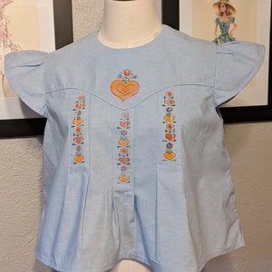 1975 LOOK! Summer Crop Top Size Med Handmade w/ Four Color flower Iron on Transfers on front, short flutter sleeves