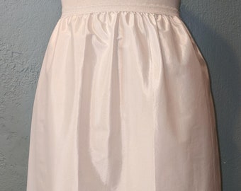 Vintage Henson Kickernick Half Slip Size Medium (22" waist) Off white slip that sits below the knee.