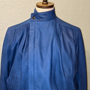 Blouson aviateur en cuir bleu pour femme des années 80 Taille Petite Manches, épaules et dos plissés par le designer australien Stephen Dattner en cuir très doux.