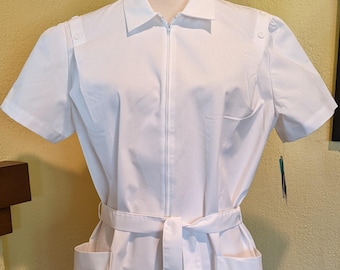 Abito da infermiera Crest Uniform taglia 16: un abito a tubino bianco con cerniera frontale e ampie tasche, nuovo con cartellino.