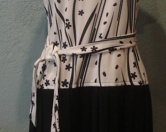 60's Mod Scooter Dress by Bleeker Street Jonathan Logan Size 16 Black & White Polyester Floral Top Black Pleated dropped waist skirt w/belt