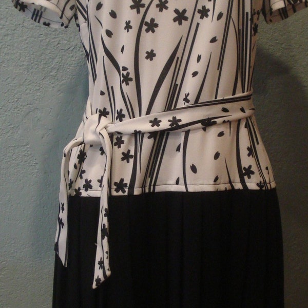 60's Mod Scooter Dress by Bleeker Street Jonathan Logan Size 16 Black & White Polyester Floral Top Black Pleated dropped waist skirt w/belt