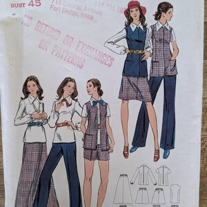 Può includere: Modello di cucito Butterick vintage 6622 con illustrazioni di moda femminile. Il modello include disegni per gonne, pantaloni, pantaloncini e top. La copertina mostra il testo "Butterick THE FASHION ONE".
