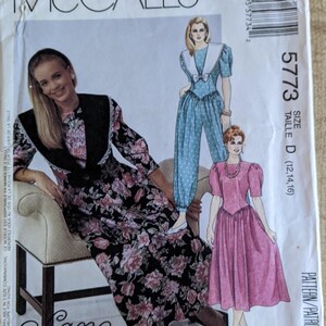 Può includere: Busta del modello di cucito McCall's con illustrazioni di abiti e tute da donna. Il modello include un abito con stampa floreale, una tuta a pois e un abito rosa. La taglia è D (12, 14, 16).