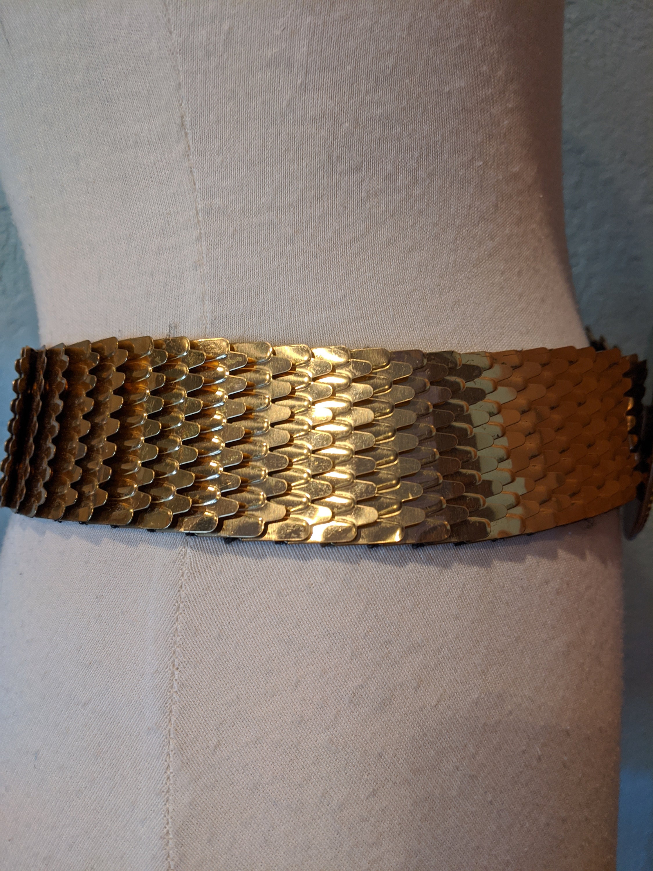 Vintage Gold Tone Metal Fish Scale Stretch Belt w/ Round Jeweled