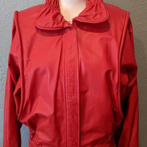 Damas 1989 Cuero Rojo Bomber / Biker Chaqueta Tamaño S por Glampier Hecho en Argentina Cuello cinado cintura reunida con cinturón y hebilla entrelazada