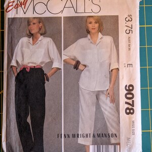 Puede incluir: Un patrón de costura para una camisa blanca abotonada y pantalones. El patrón es de McCall's Easy y es para una talla mediana. El patrón se llama "Fenn Wright & Manson" y el número de patrón es 9078.