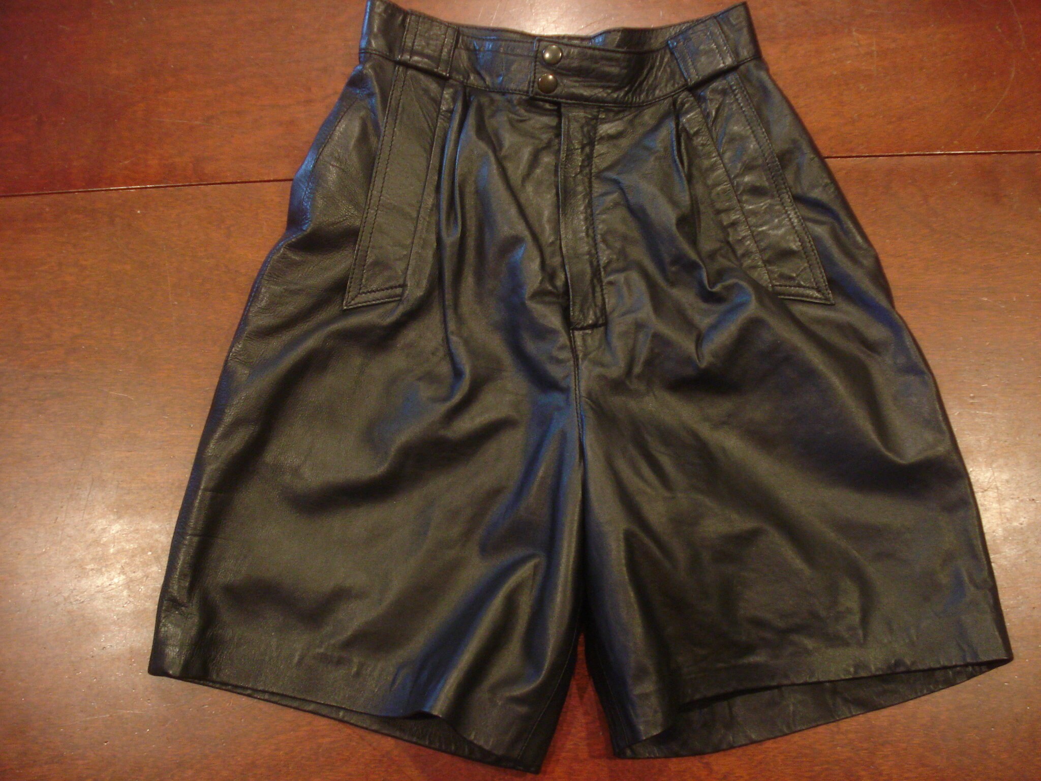 Vtg. Black Leather High Waisted Front Pleated Shorts 26 inch waist lined, belt loops side 