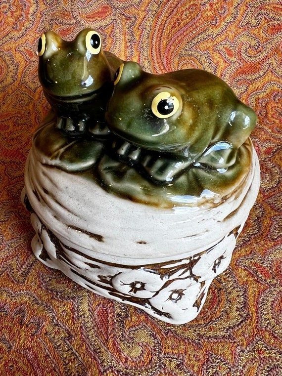 Old Vintage Ceramic Frog Frogs Figural Jewelry or 