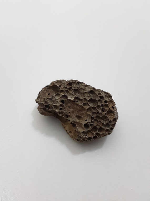 Lake Michigan Pumice Black and Red A110 vesicular volcanic stone Floating Lava Rock raw state 32 gr