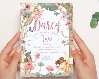 Può includere: Un invito di compleanno a tema fatato per una bambina che compie due anni. L'invito presenta un'illustrazione ad acquerello di fate in un ambiente boschivo con fiori e farfalle. Il testo recita "Darcy compie due anni e festeggia un magico compleanno. Unisciti a noi sabato 10 gennaio alle 14:00. La Casa Incantata, Strada del Bosco, Treeville. Conferma la tua presenza al 01234567890 entro il 20 dicembre."
