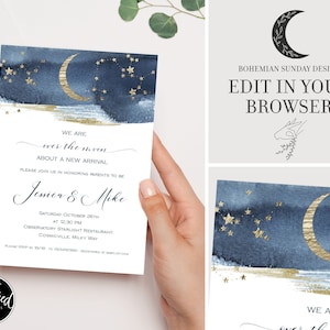 Puede incluir: Una invitación de baby shower azul y dorada con una luna creciente y estrellas. El texto dice "Estamos sobre la luna por una nueva llegada". La invitación incluye los nombres "Jessier & Mike" y los detalles del evento.