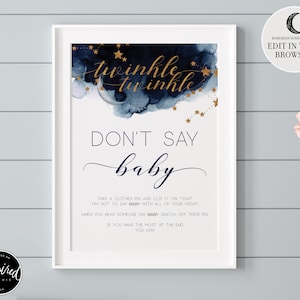 Puede incluir: Un cartel enmarcado en blanco con un fondo de acuarela azul y dorado con estrellas y una luna creciente. El texto en el cartel dice "twinkle twinkle DON'T SAY baby" e incluye instrucciones para un juego: "Toma un clip para la ropa y sujétalo bien. Intenta no decir bebé con todas tus fuerzas. Cuando escuches a alguien decir bebé, arrástrale el clip. Si tienes la mayoría al final, ganas."