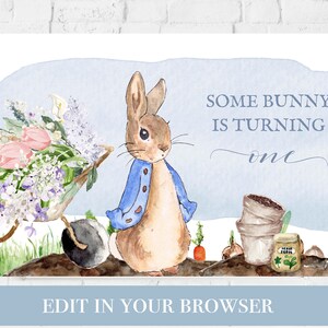Puede incluir: Ilustración en acuarela de Peter Rabbit con chaqueta azul, en un jardín. Incluye una carretilla llena de flores y el texto "SOME BUNNY IS TURNING ONE". El fondo es de color azul claro.