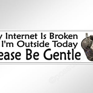 Pode incluir: Uma placa branca com texto preto que diz "Minha Internet está quebrada, então estou do lado de fora hoje, por favor, seja gentil". Um lixo com um teclado de computador, mouse e outras peças de computador dentro é mostrado do lado direito da placa.