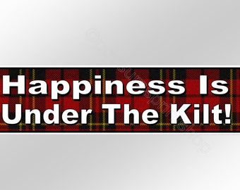 Puede incluir: Una pegatina para parachoques de tartán rojo, negro y amarillo con el texto "Happiness Is Under The Kilt!"