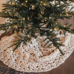Snow Flurry Tree Skirt Crochet Pattern: Chunky Farmhouse Decor (Video Tutorial)