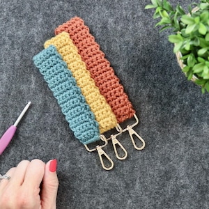 CROCHET PATTERN | Beginner Keychain Wristlet, Absolute Beginner Crochet Pattern, Crochet Craft Fair Patterns