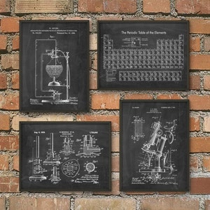 Peut inclure: Quatre impressions encadrées en noir et blanc sur le thème de la science. Les impressions comprennent un schéma d'appareil, un tableau périodique des éléments et un schéma de microscope. Les cadres sont noirs, et le fond est un mur de briques.