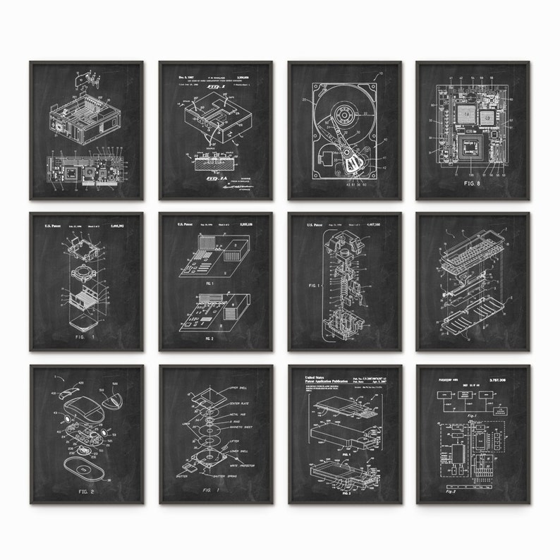 Op de afbeelding: Een set van 12 zwart-witte vintage computerpatentafdrukken. De afdrukken bevatten illustraties van verschillende computercomponenten, waaronder een harde schijf, een muis, een toetsenbord en een printplaat. De afdrukken zijn ingelijst in zwarte lijsten.