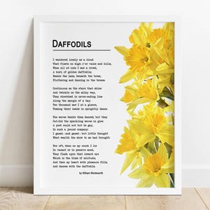 Può includere: Una stampa incorniciata bianca con una poesia intitolata "Narcisi" di William Wordsworth. La poesia parla di un campo di narcisi gialli vicino a un lago. La stampa presenta un'immagine ravvicinata di narcisi gialli.